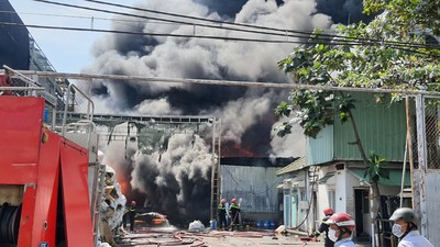 Cháy kho phế liệu rộng hàng ngàn mét vuông ở huyện Bình Chánh