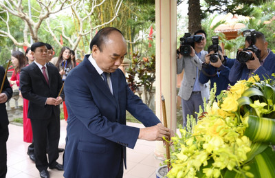 Chủ tịch nước Nguyễn Xuân Phúc dâng hương tưởng niệm Nữ sĩ Hồ Xuân Hương tại Nghệ An