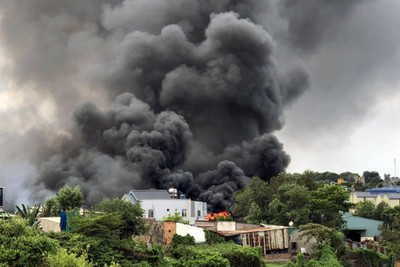 Đồng Nai: Cháy lớn nhà xưởng trong khu dân cư tại Trảng Bom, người dân nhốn nháo lo sợ