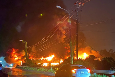Kho phế liệu cạnh quốc lộ ở Đà Nẵng cháy dữ dội, hàng trăm người tham gia dập lửa