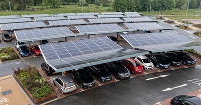 Pháp yêu cầu tất cả các bãi đậu xe lớn phải được bao phủ bởi các tấm pin mặt trời