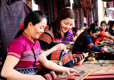 Thừa Thiên Huế: Dệt zèng A Roàng được công nhận nghề truyền thống của tỉnh