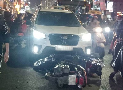 Hà Nội: Ô tô tông gần 10 xe máy, nhiều người bị thương