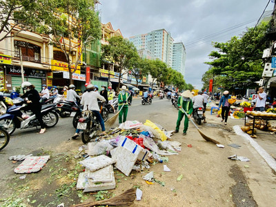 Bà Rịa - Vũng Tàu: Hơn 40 người tham gia thu gom rác thải tại khu đô thị Chí Linh