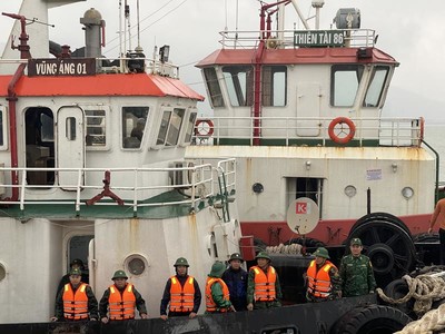 Hà Tĩnh: Cứu 7 ngư dân đi trên tàu cá bị sóng đánh chìm ngoài biển