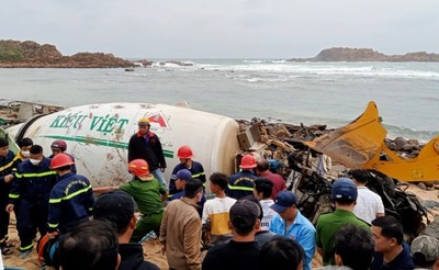 Bình Định: Xe trộn bê tông lao xuống biển, 3 người thương vong