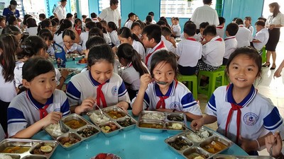 Long Xuyên (An Giang): Đảm bảo và nâng cao chất lượng bữa ăn bán trú cho học sinh