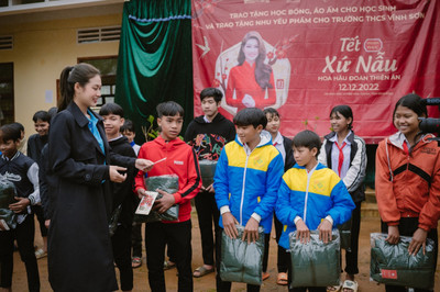 Hoa hậu Thiên Ân mang Tết lên cho các em nhỏ ở vùng cao tỉnh Bình Định