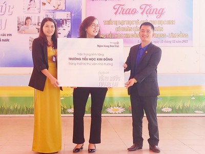 Lâm Đồng: Ngân hàng Bản Việt trao tặng quà cho các em học sinh