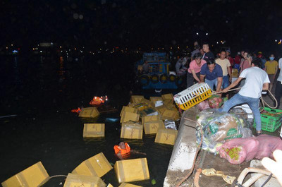 Bình Thuận: Tàu chở 70 tấn hàng bị lật ở cảng Phan Thiết