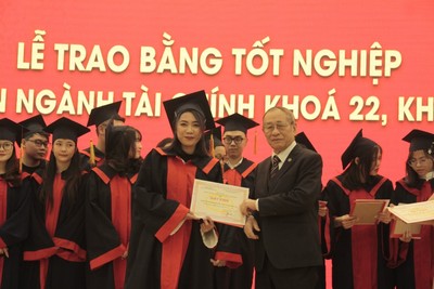 Đại học Kinh doanh và Công nghệ Hà Nội trao bằng tốt nghiệp cho gần 200 sinh viên ngành Tài chính