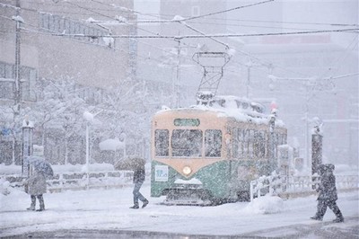 Tuyết rơi dày gây tai nạn giao thông và gián đoạn hàng không tại Hàn Quốc