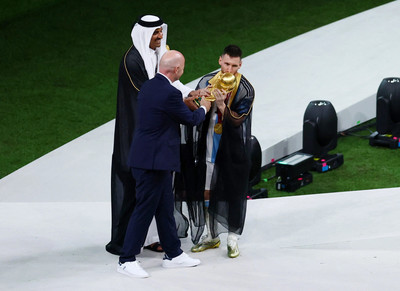 Chiếc áo choàng Messi mặc khi nhận cúp có ý nghĩa như thế nào?