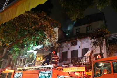 Hà Nội: Căn nhà trên phố Hàng Mã bốc cháy dữ dội trong đêm