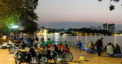 Vỉa hè ven hồ Tây bị tái lấn chiếm, bất chấp chỉ đạo của UBND TP Hà Nội
