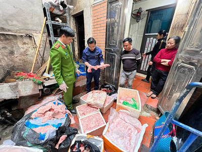 Thu giữ gần nửa tấn nầm lợn bốc mùi tại phường Đồng Xuân, Hà Nội