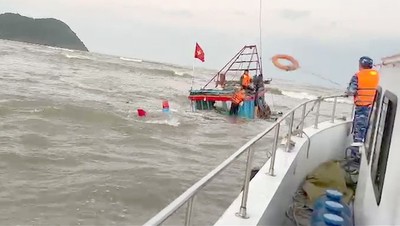 Hà Tĩnh: Ứng cứu kịp thời 2 thuyền viên bị chìm tàu ở vùng biển Cửa Hội