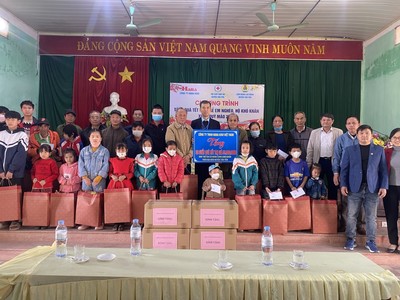 Tân Yên- Bắc Giang: tặng quà Tết cho trẻ em nghèo