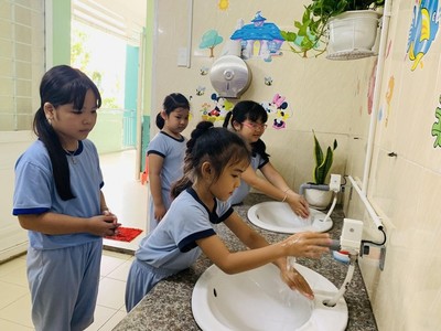 Xây dựng nhà vệ sinh trường học và tập huấn kỹ năng cho thiếu nhi