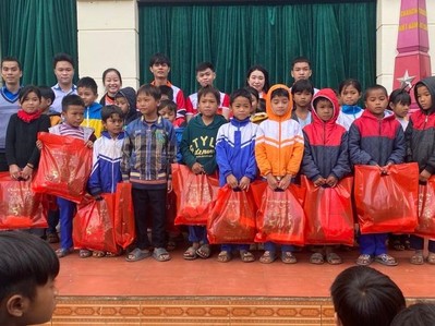 Trao quà Tết cho các em học sinh có hoàn cảnh khó khăn ở Quảng Trị