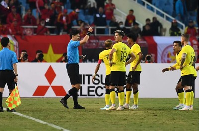 Vì sao Việt Nam được hưởng phạt đền, cầu thủ Malaysia bị thẻ đỏ