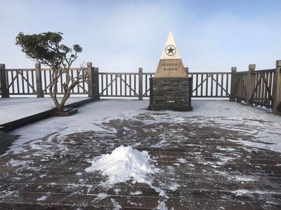 Nhiệt độ giảm sâu, đỉnh Fansipan xuất hiện tuyết rơi trắng xóa