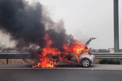 Hà Nội: Ô tô bốc cháy dữ dội trên cao tốc Pháp Vân - Cầu Giẽ