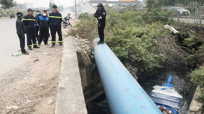 Nữ công nhân rơi xuống cống thoát nước tử vong ngay cổng Khu công nghiệp ở Bắc Giang