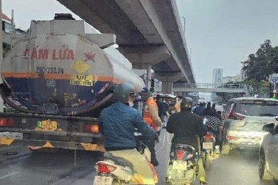Hà Nội: Va chạm với xe bồn chở xăng, 2 người thương vong