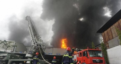 Cháy lớn trong Khu công nghiệp Hòa Khánh, hơn 100 cảnh sát cứu hỏa