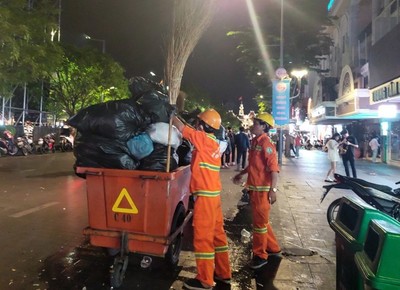 Sau Giao thừa, nhân viên vệ sinh thức trắng đêm dọn rác ở phố đi bộ