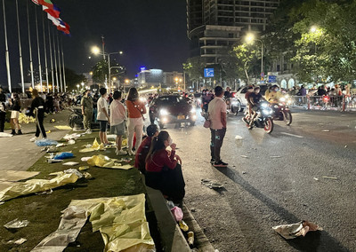Giao thừa xong, phố đi bộ Nguyễn Huệ rác phủ đầy đường