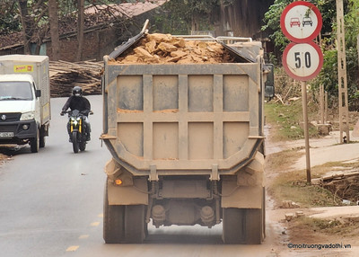 Xe chở vật liệu làm rơi vãi ra đường, gây ô nhiễm môi trường bị xử phạt như thế nào?