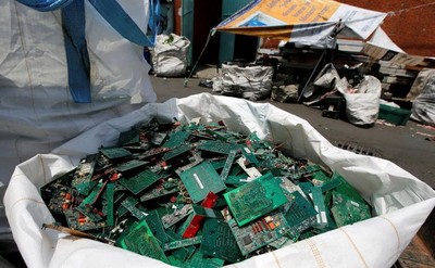 Tây Ban Nha triệt phá đường dây buôn lậu rác thải điện tử sang châu Phi
