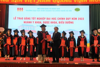 HUBT trao bằng tốt nghiệp cho gần 300 sinh viên thuộc khối Sức khỏe