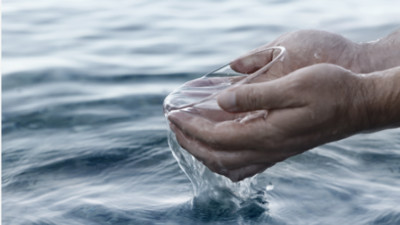 Phát minh đầy triển vọng cho tương lai: Chiết xuất nước biển thành nước uống