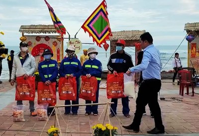 Đà Nẵng: Trao 50 suất quà "Xuân yêu thương" cho công nhân vệ sinh môi trường, lực lượng cứu hộ biển