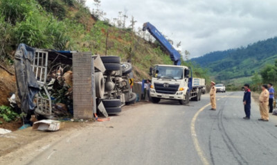 Quảng Nam: Xe tải mất lái lao vào taluy khiến 3 người tử vong