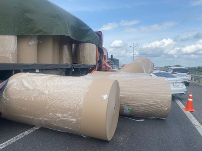 Nhiều cuộn giấy khổng lồ rơi từ xe container đè bẹp ôtô 5 chỗ trên cao tốc