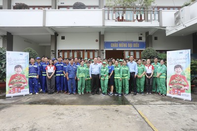 OMO trao tặng 300 phần quà cho công nhân vệ sinh môi trường TP.HCM