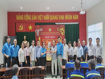 TP.Hồ Chí Minh: Tặng quà cho người công nhân vệ sinh môi trường khó khăn