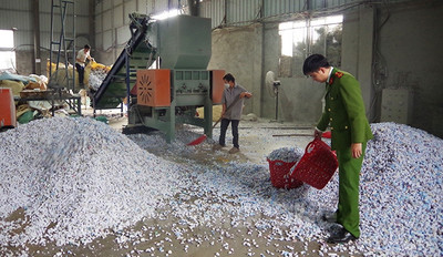 Kim Thành (Hải Dương): Phát hiện một công ty tái chế nhựa gây mùi khét xả ra môi trường