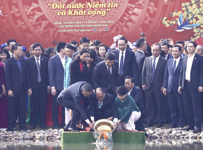 Chủ tịch nước Nguyễn Xuân Phúc thả cá chép tiễn ông Công, ông Táo