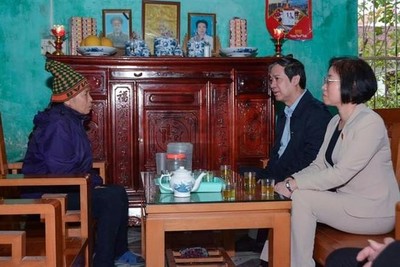 Bộ trưởng Bộ GD-ĐT thăm hỏi giáo viên khó khăn nhân dịp Tết Nguyên đán