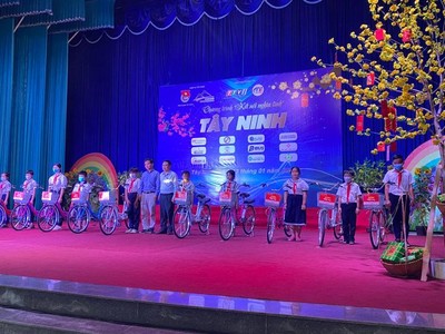 Tây Ninh: Tặng quà, xe đạp cho người dân, học sinh có hoàn cảnh khó khăn