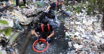 Biệt đội Sài Gòn Xanh lội bùn dọn rác kênh rạch những ngày giáp Tết