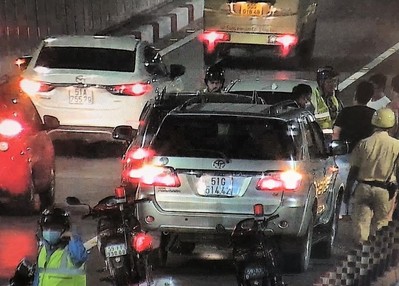 Ôtô tông liên hoàn trong hầm Thủ Thiêm khiến giao thông ùn tắc