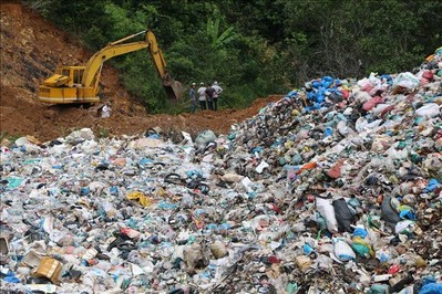 Công tác quản lý chất thải bảo vệ môi trường tại địa phương được UBND thực hiện thế nào?