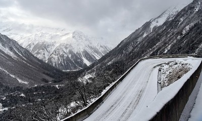 Trung Quốc: Lở tuyết trên cao tốc ở Tây Tạng khiến 8 người thiệt mạng