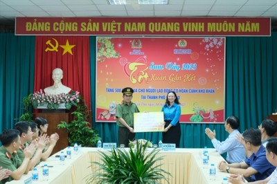 Thiếu tướng Đinh Văn Nơi tặng quà tết cho công nhân vệ sinh môi trường tại Cần Thơ